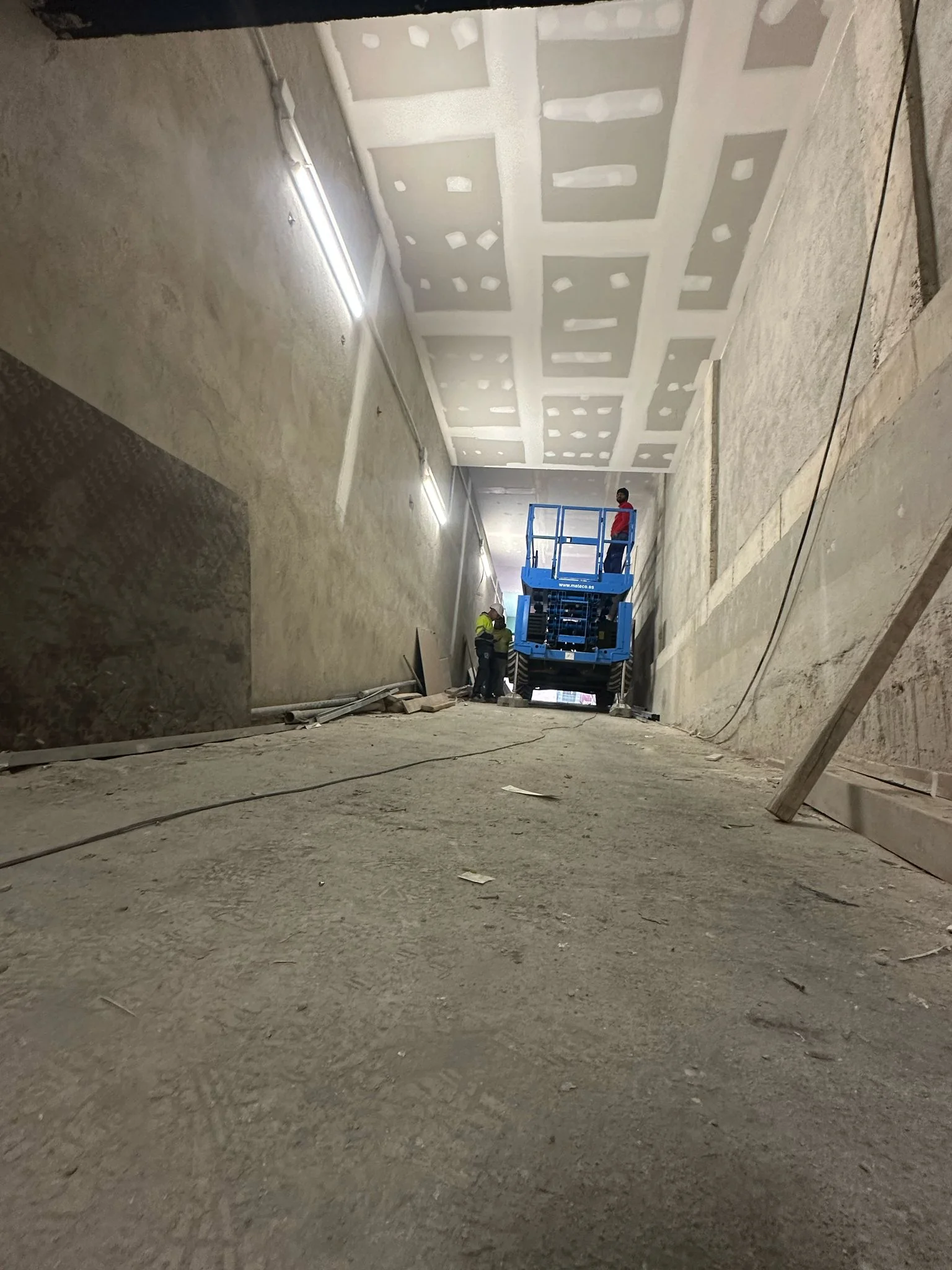 Expertos en instalación de pladur en Torrente En Pladur Soluciones te ofrecemos soluciones de pladur de alta calidad en Torrente. Nuestro equipo cuenta con años de experiencia en reformas con pladur, ofreciendo acabados limpios, rápidos y eficientes tanto en viviendas como en locales comerciales.
